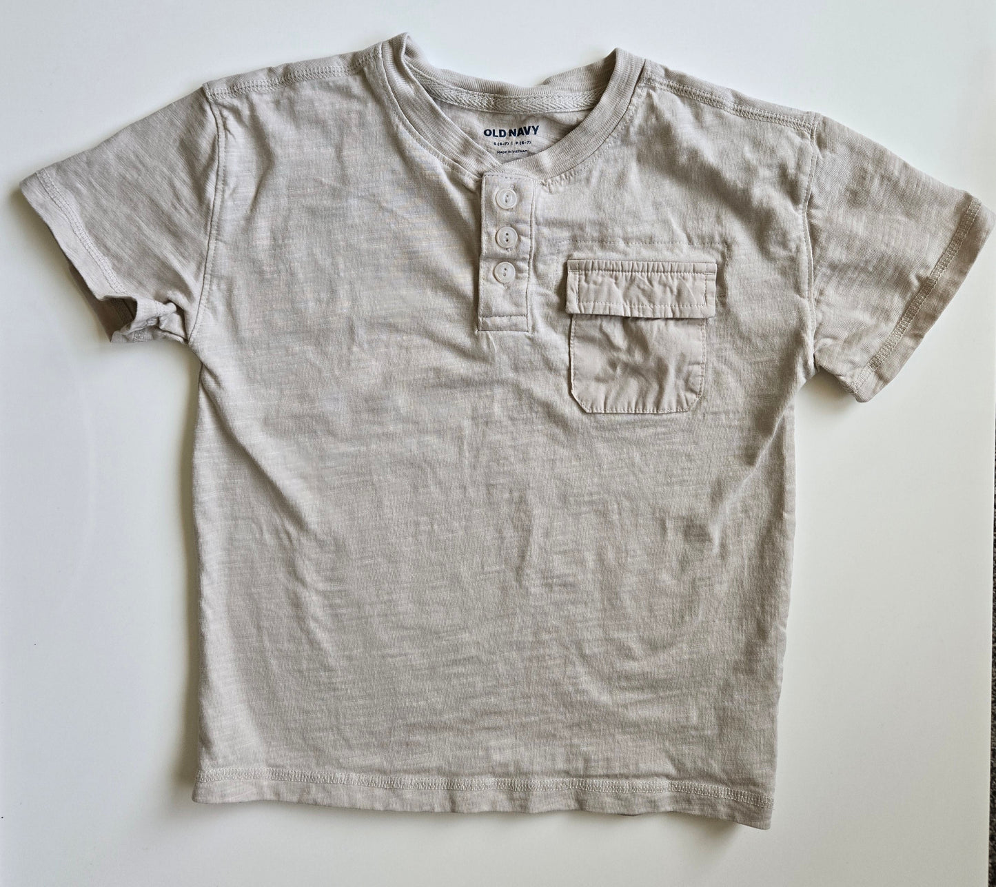 Old Navy T-Shirt 6-7 year