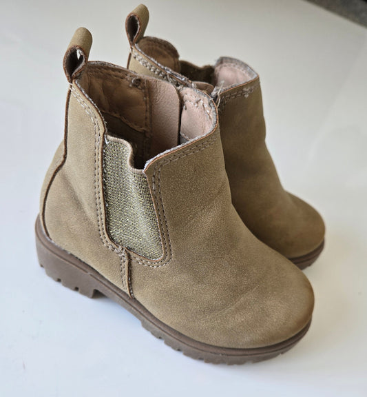 Joe Fresh Booties size 6 *