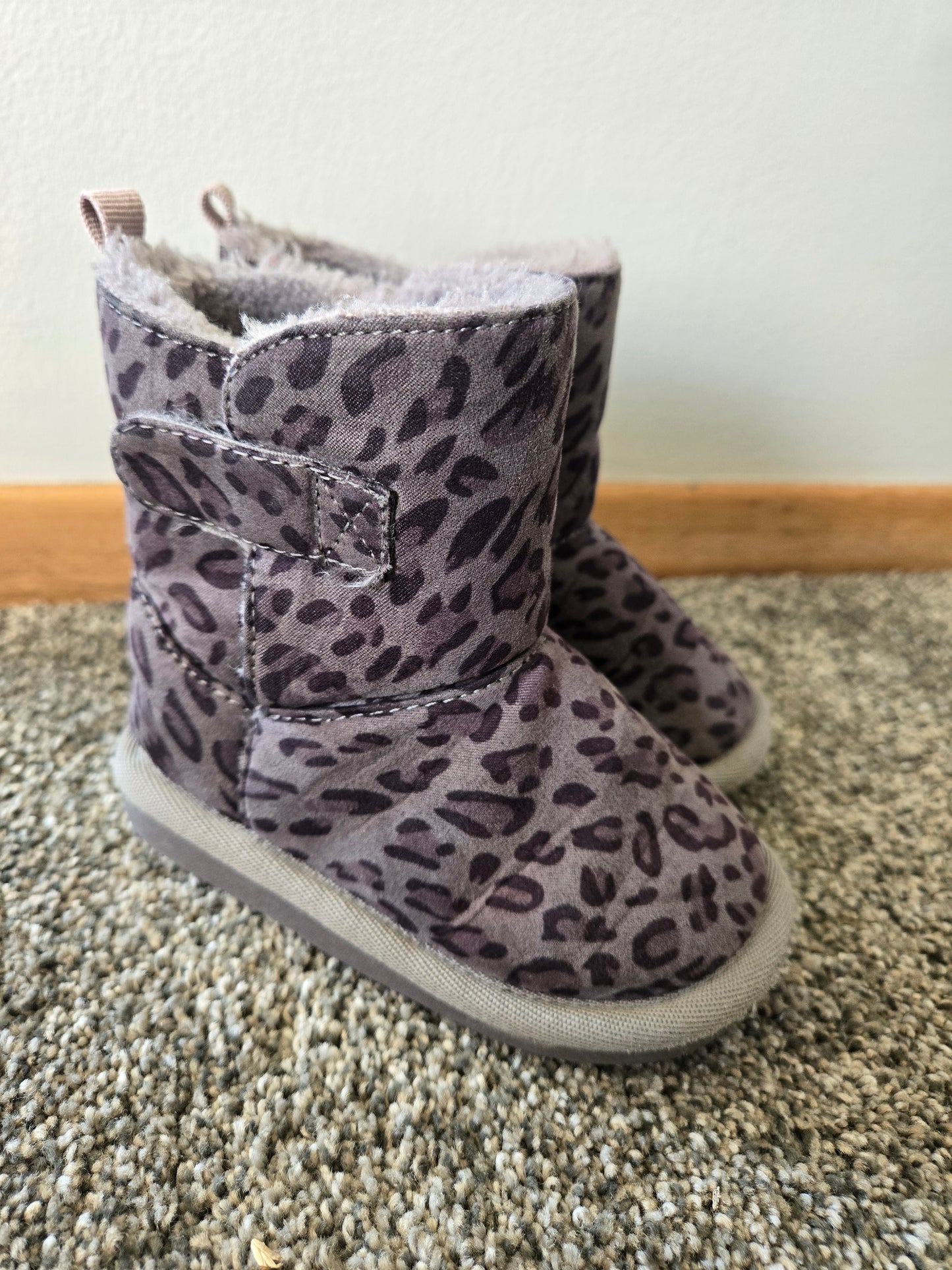 Joe Fresh Uggs size 5 NWOT