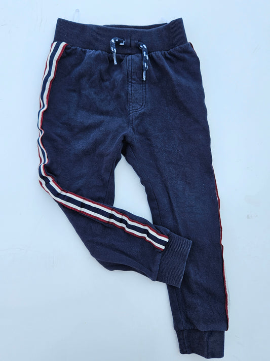 Dirkje joggers size 5T *fits small*