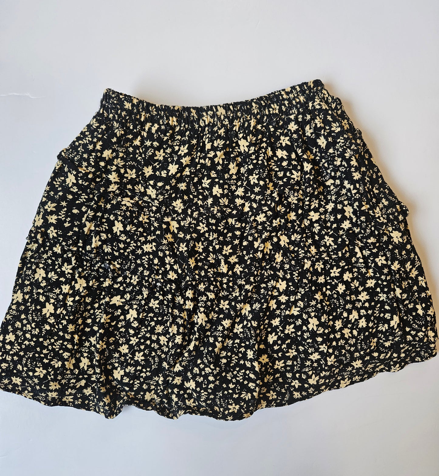 Zara floral skirt size 10 *fits small*