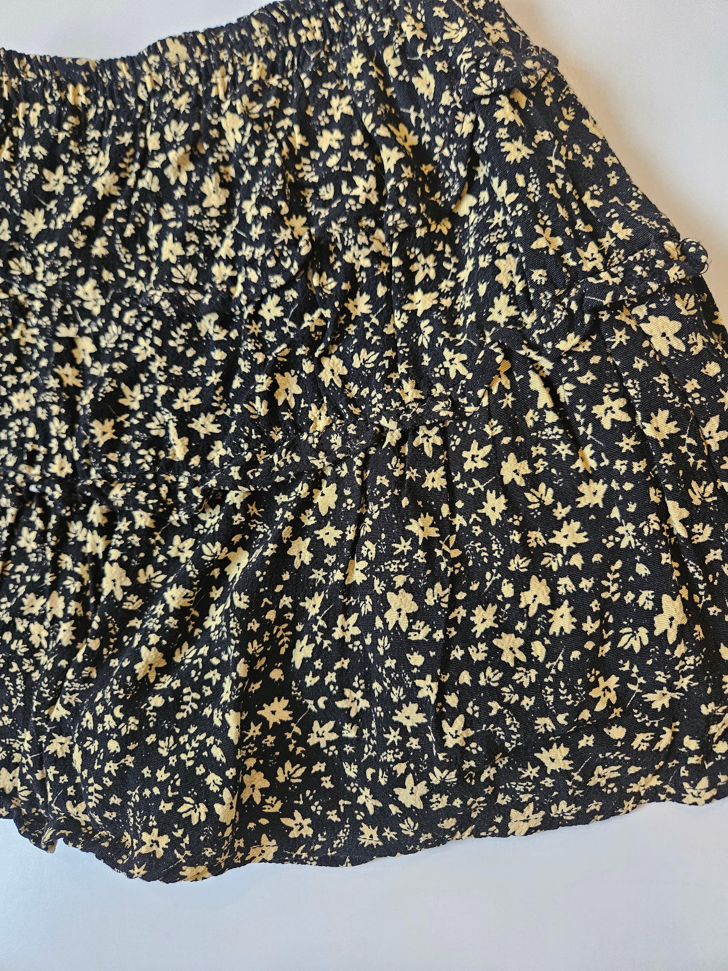 Zara floral skirt size 10 *fits small*